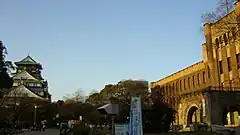 大坂城天守（左）とロマネスク建築の第四師団司令部庁舎（右）