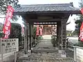 明王寺四脚門（此処の縁起に秋山公追討の一因となった相撲場の暴動説明）