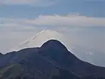 明神ヶ岳直下から重なった金時山と富士山を望む