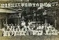 民國38年（1949年）に撮影された、明礼国校の教師と生徒たち。当時は神社の面影がそのまま残っていた。