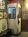 日本の丹頂形電話ボックス（1954年 - ）を再現したもの