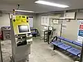 地下通路内にある待合室と精算機（2023年3月）