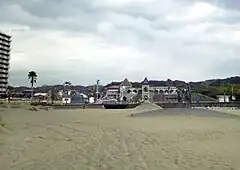 御宿海岸(奥は月の沙漠記念館)