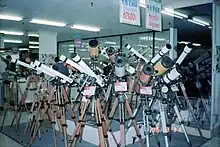 望遠鏡売り場に並んだミザール望遠鏡の写真。
