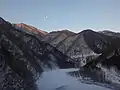 凍結した湯西川湖（夜明け後）