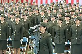 陸上自衛隊自衛官候補生の部隊の敬礼である頭中による指揮官の挙手の敬礼