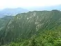 山頂付近から県境の稜線を望む、右のピークが本名御神楽