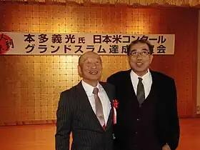本多義光(中央)