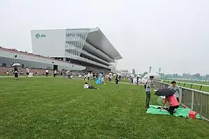 札幌競馬場スタンド（2014年7月）