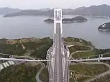 来島海峡大橋馬島IC付近。1999年供用開始。左外側（北側）が自転車歩行者道、右外側（南側）が原付道。