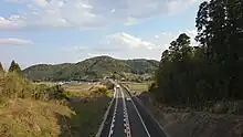 塩見川橋付近前方に比良山トンネル北坑口が見える（宮崎県日向市）