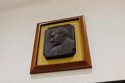 エドマンド・ブランデンレリーフ