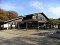 公園管理事務所。東側エリアの入口も兼ねている。