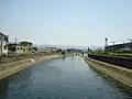 東大阪市稲田本町の第二寝屋川。向かって左側に楠根川緑地がある。