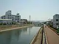 東大阪市藤戸新田の第二寝屋川。画像中央の村田精工の裏側に楠根川緑地がある。