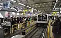 入線する電車とファン