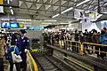 入線する電車を待つファン
