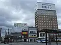 広場の西側には東横インなどのビルが建っている