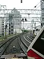 駅構内（伊勢崎方）。線路の間に2つ並んだレール塗油器のグリースタンクが見える。写真右は特急「りょうもう」（2009年6月5日）