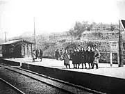 1934年に撮影された東郷駅。汽車を待つ、宗像高等女学校の生徒たちが写っている。この頃は2番乗り場があり、まだ橋上駅ではなかった。彼女らの後ろの丘は、現在日の里団地へと変わっている。