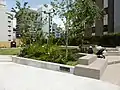 隣接する建物の屋上にある水谷橋公園