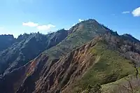 東面が崩落した鳥甲山