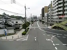 松屋町筋。右が下寺。