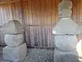 松岸寺の五輪塔（堂内）（説明板は1基正応6年（1293）造建）