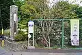 安曇小中学校正門右側にバス停がある