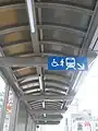 上屋に設置のLED照明と乗り場を示す表示板（2017年12月2日撮影）