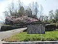 板額塚、全体像（笛吹市境川町石橋2438、板額坂交差点）
