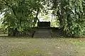 拝殿および本殿の基壇