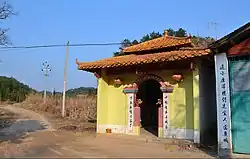 嶺北鎮梘下村の祠