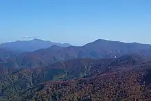 栗駒山(左奥)と虎毛山(右手前)