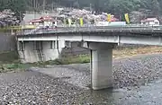 錦川の対岸から見た根笠駅。手前に見える橋は渡里橋