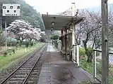ホーム上の様子（錦町方向の眺望。駅名標文字との組写真で）