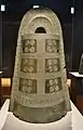 6号銅鐸扁平鈕2式、6区袈裟襷文銅鐸。総高64.5cm、重量14.1kg。桜ヶ丘銅鐸のうち最大。