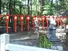 椿大神社の赤灯籠(三重県)木材で製作した木製灯籠が多い。