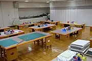 子どものアトリエの工作室オープンスタジオとして、ダンボールなどを使った工作ワークショップが開催される