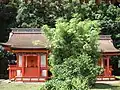樹下神社（左）と隼人神社（重要文化財、間は矢竹）