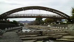 正法寺川公園を流れる正法寺川とみどり橋
