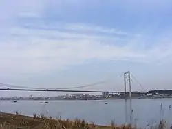 洪山区側から望む陽邏長江大橋。対岸は新洲区陽邏街道