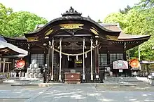 武田神社拝殿（2014年5月8日撮影）