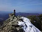 残雪期の御座山山頂(右奥に浅間山)