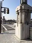乙川左岸親柱(2014年(平成26年)2月)中央に見えるのは岡崎城