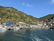 母島港と母島集落