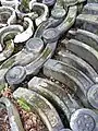 薬草園の縁取りの瓦