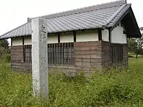 国指定史跡「水殿瓦窯跡」(埼玉県美里町)。鎌倉時代の瓦窯の跡であり、ここで出土した瓦は、源頼朝が鎌倉の地で文治5年(1189年)に建立したといわれる二階堂永福寺跡から出土した瓦とよく似ているので、永福寺修理の際に使用された瓦はここで生産されたのだろうと推定されている。