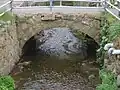 相川花街へ渡るために架けられた水金川石橋(路面は舗装)