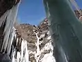燕岩の氷柱を裏側から見上げる